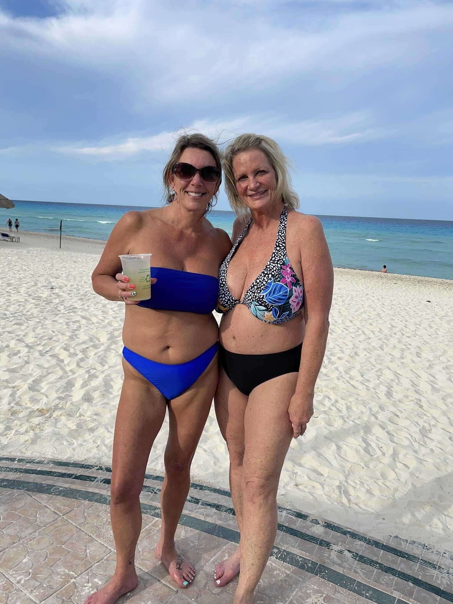 Wunderschöne MILFs Cindy und Leisa in Bikinis mit großen Titten,