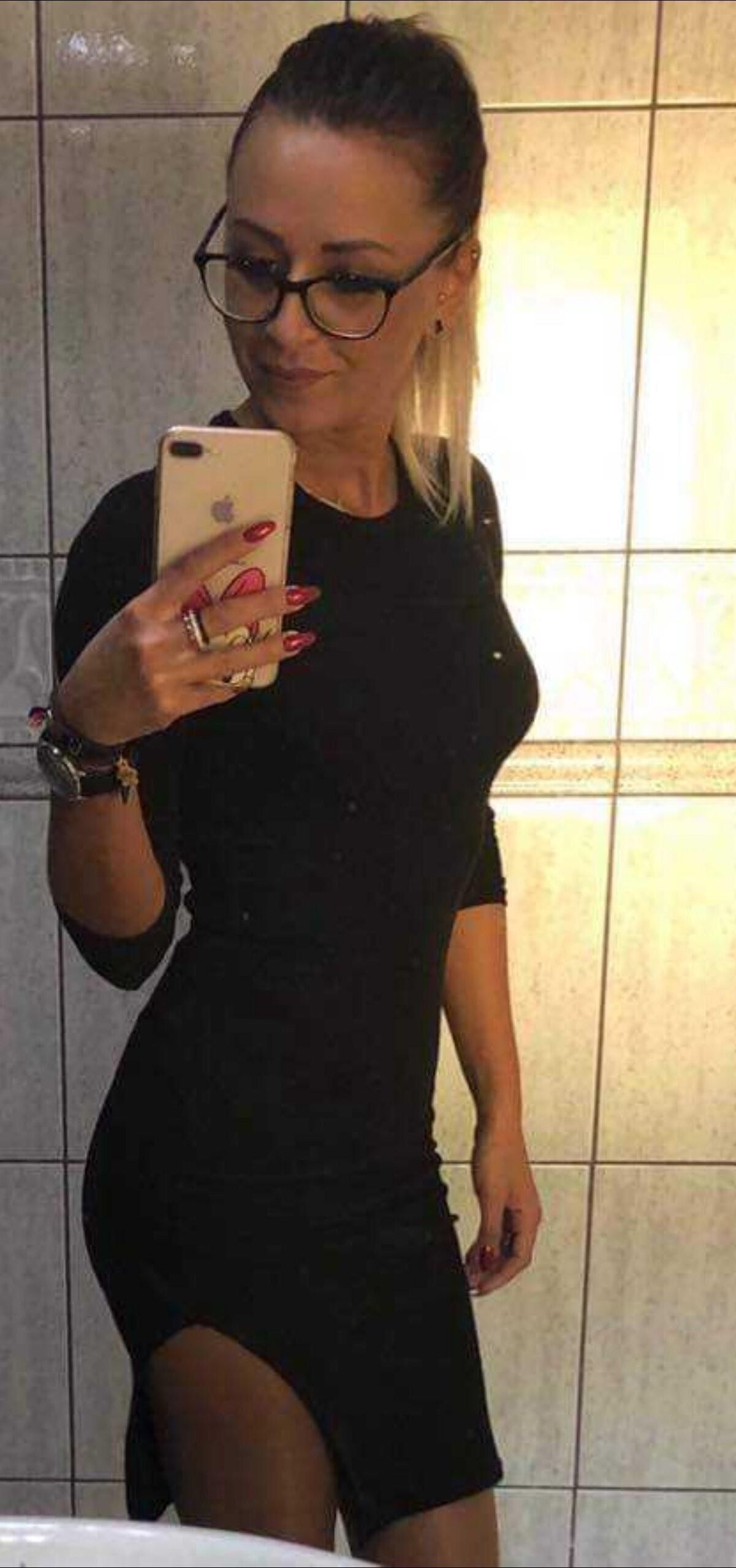 Sehr heiße polnische blonde MILF liebt Schwänze