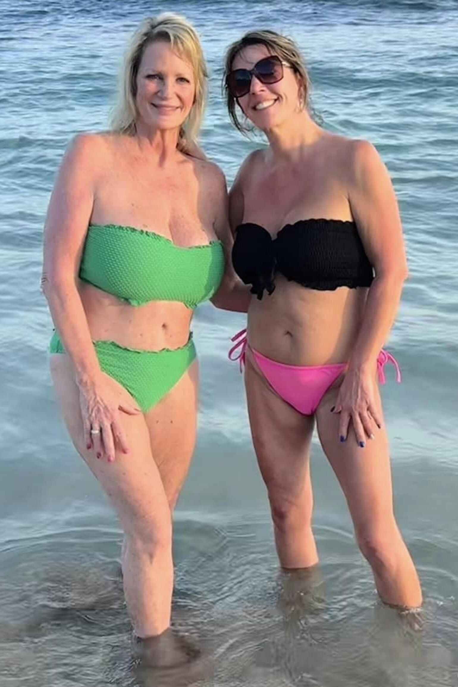 Wunderschöne MILFs Cindy und Leisa in Bikinis mit großen Titten,