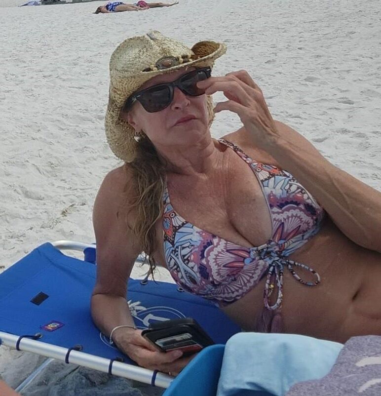 MILF caliente Leslie en bikini con grandes tetas.