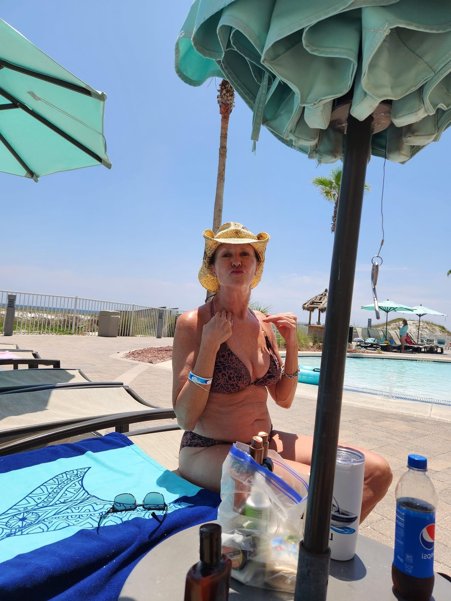 Heiße MILF Leslie in Bikinis. Schöner Körper.