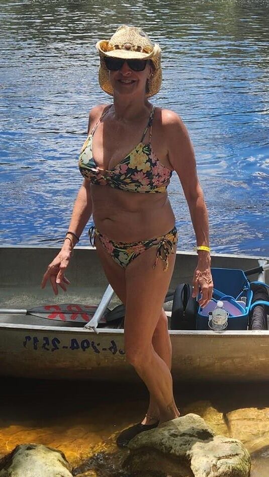 MILF caliente Leslie en bikini con grandes tetas.