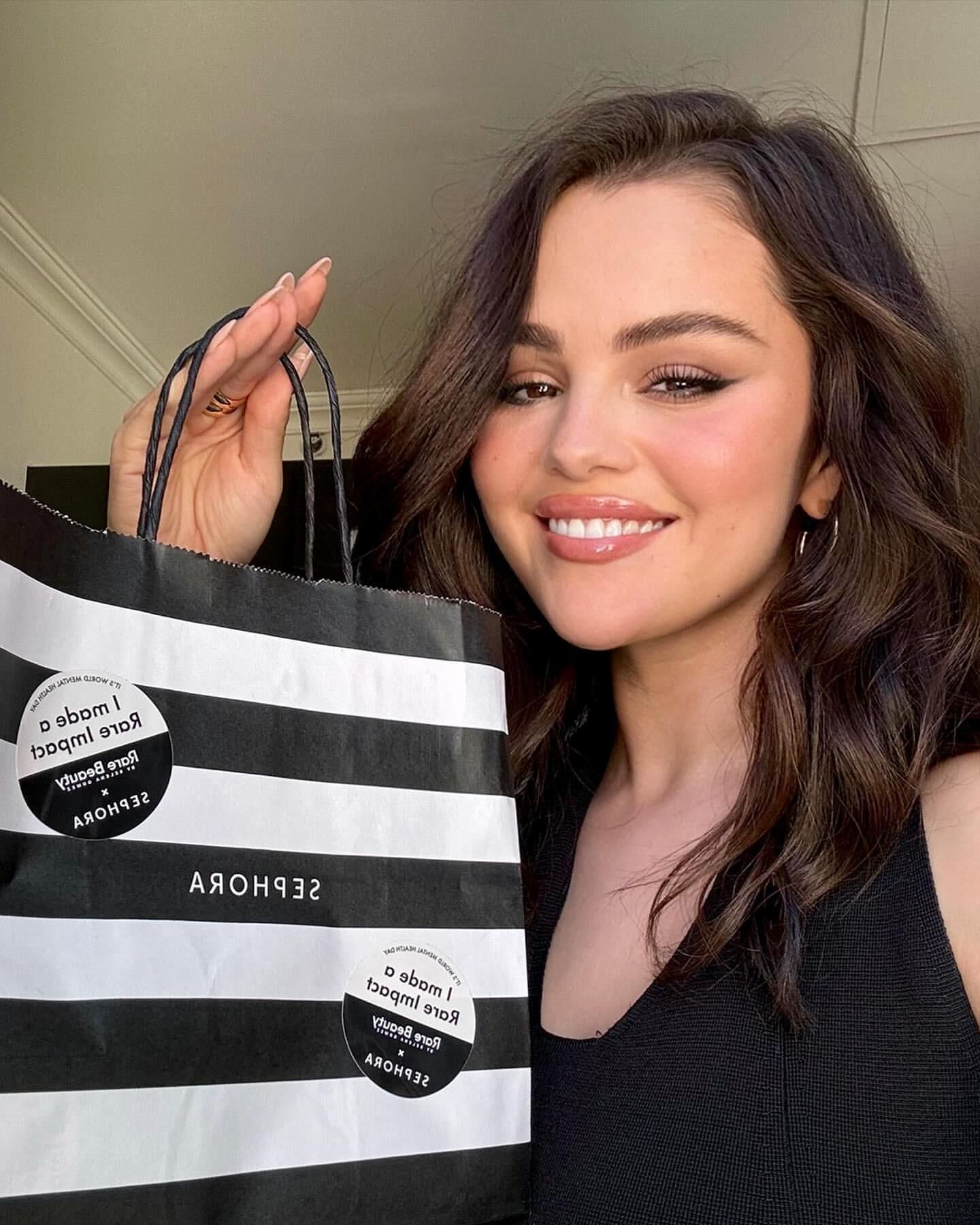 Selena Gomez Rare Beauty se encontra e cumprimenta em uma loja da Sephora