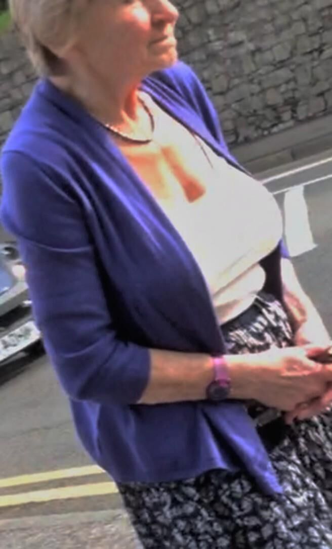 Abuelas sinceras con tetas dignas de placer voyeur