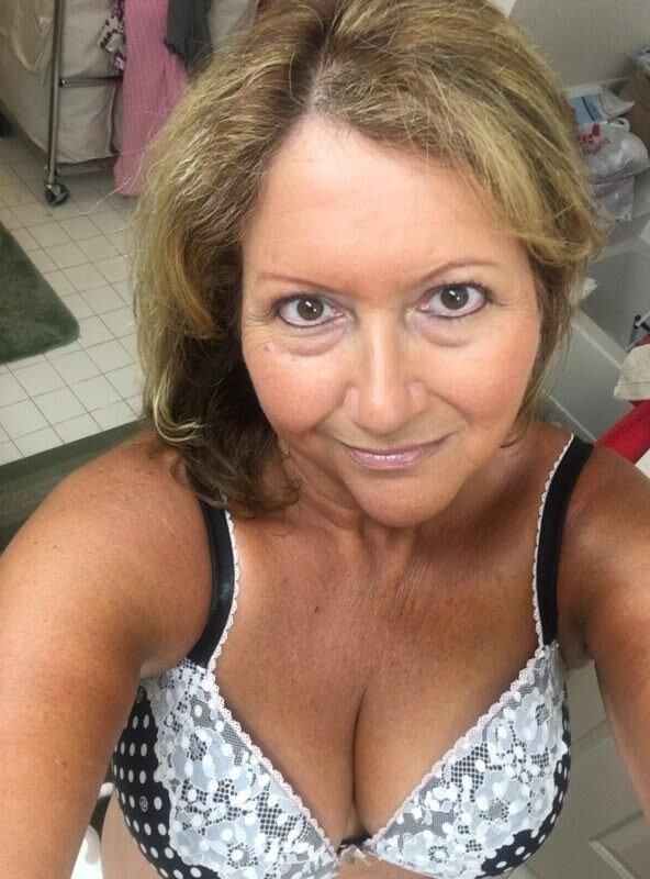 Amateur vollbusige MILF Karen