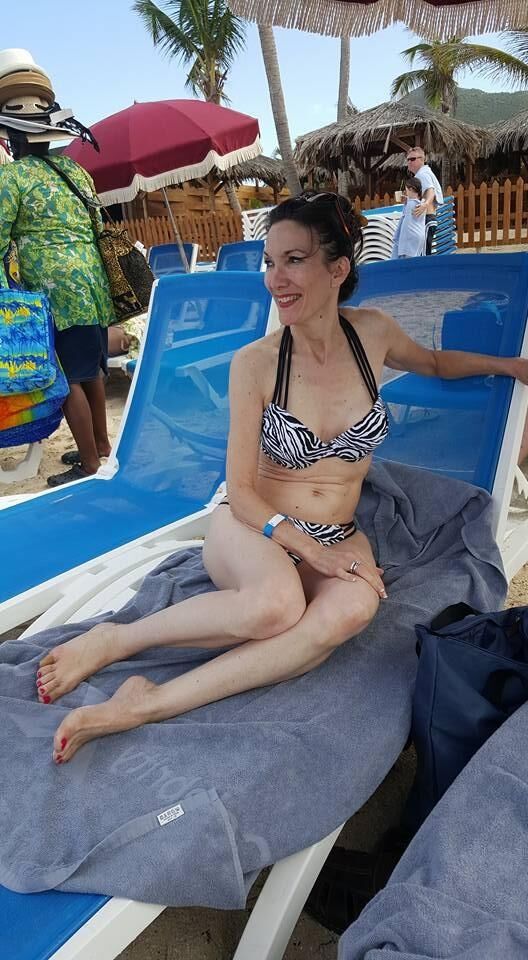 MILF quente Susan em Biquínis e Vestidos, Rosto Bonito