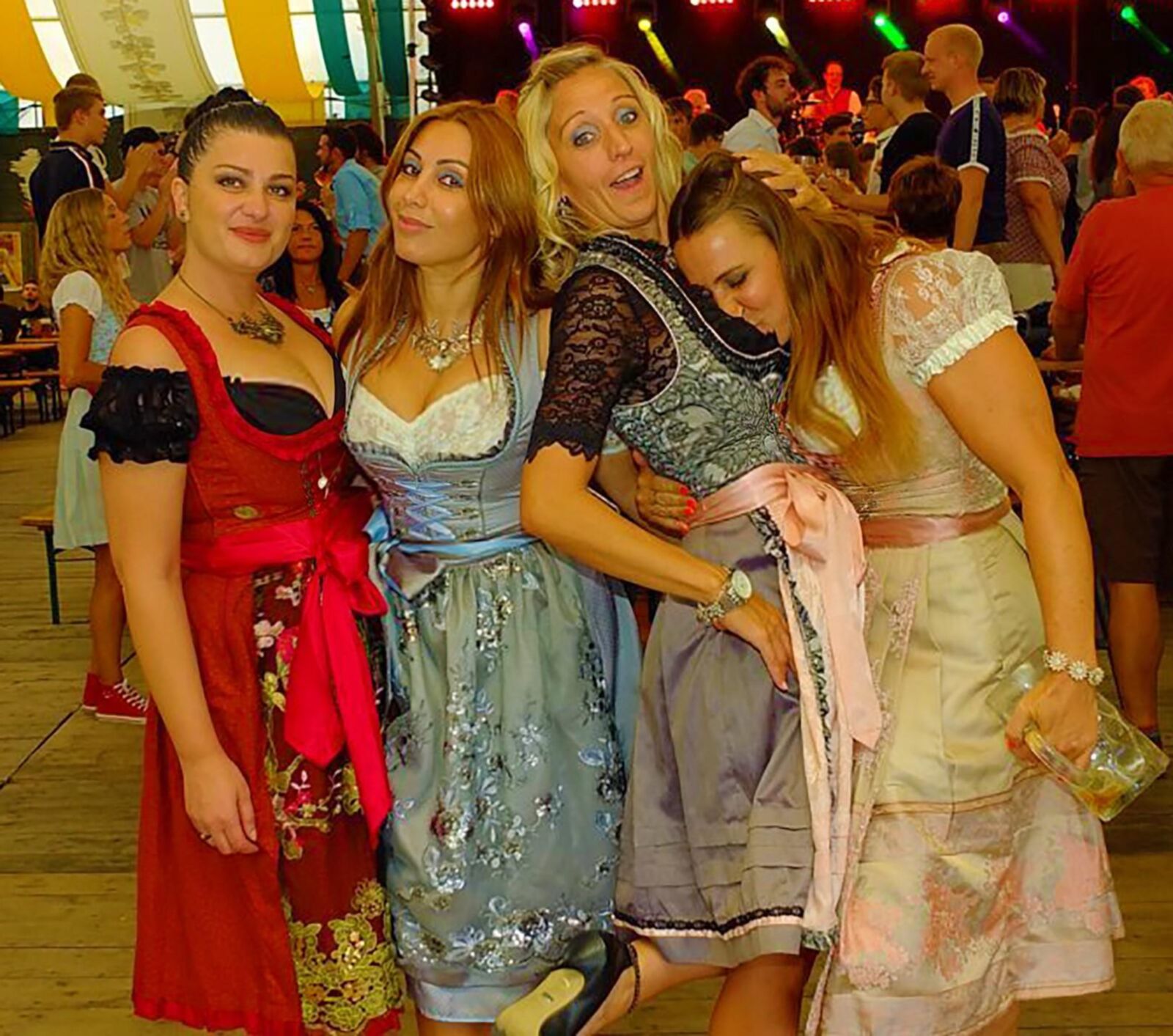 Fesche Madln im Dirndl zum Dreihundertneunundachtzigste`n