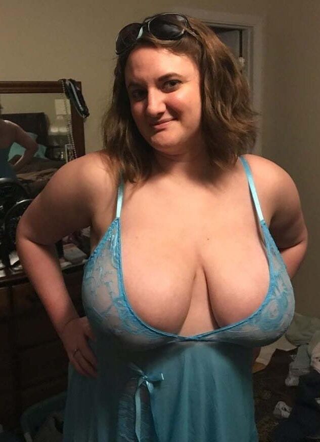  Teasing, deep cleavage, areola slip 