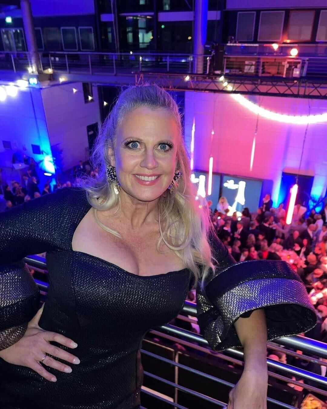 TV MILF Schlampe Barbara Schoeneberger, también conocida como Titten Babsi