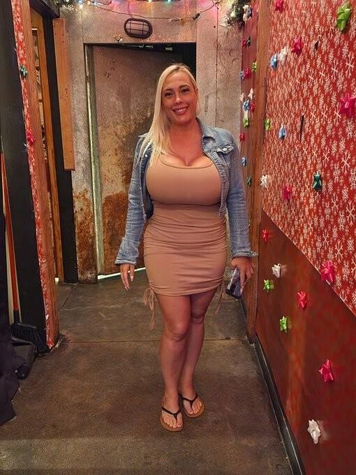 Fit Bimbo MILF MrsPineapple