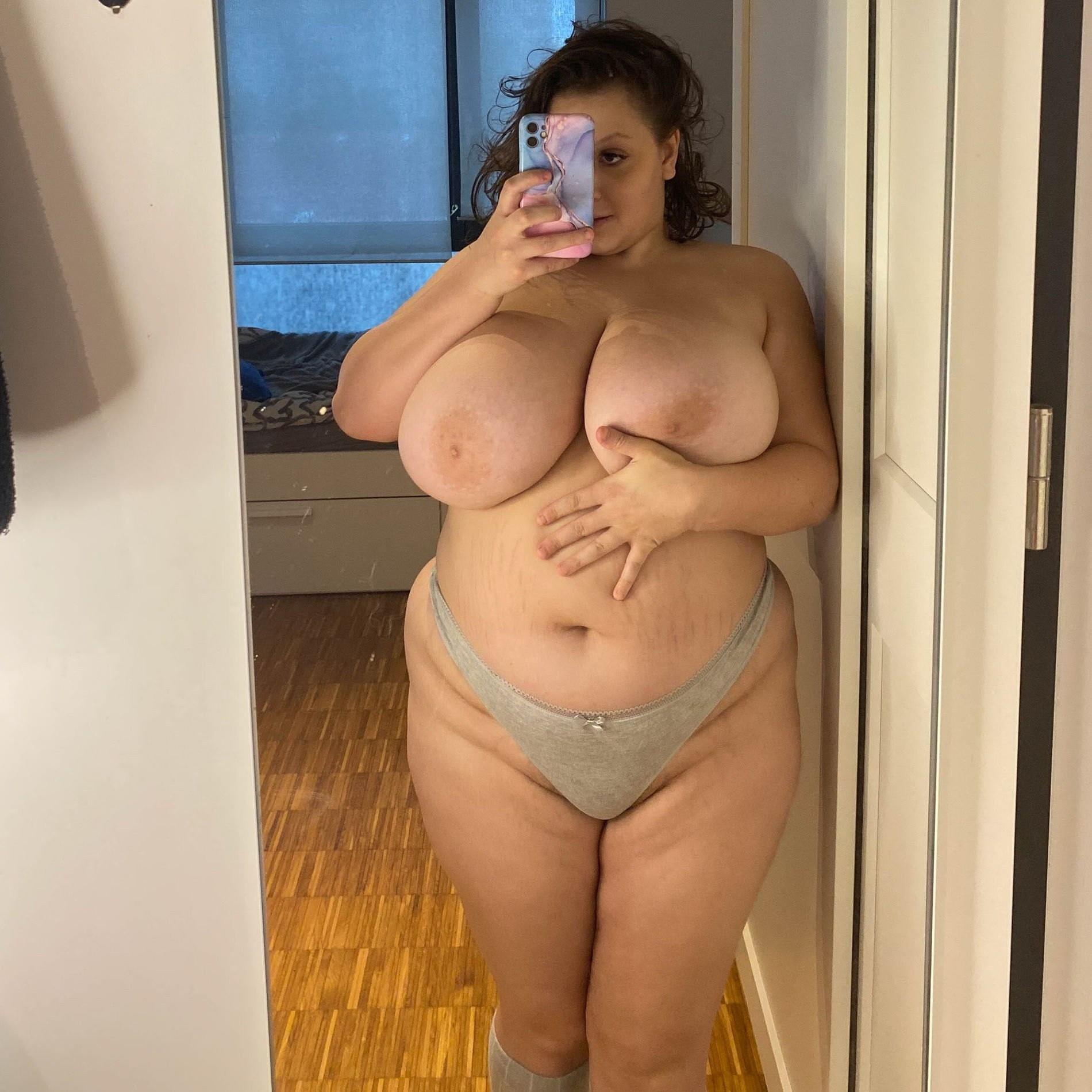 Very busty girl made some selfies