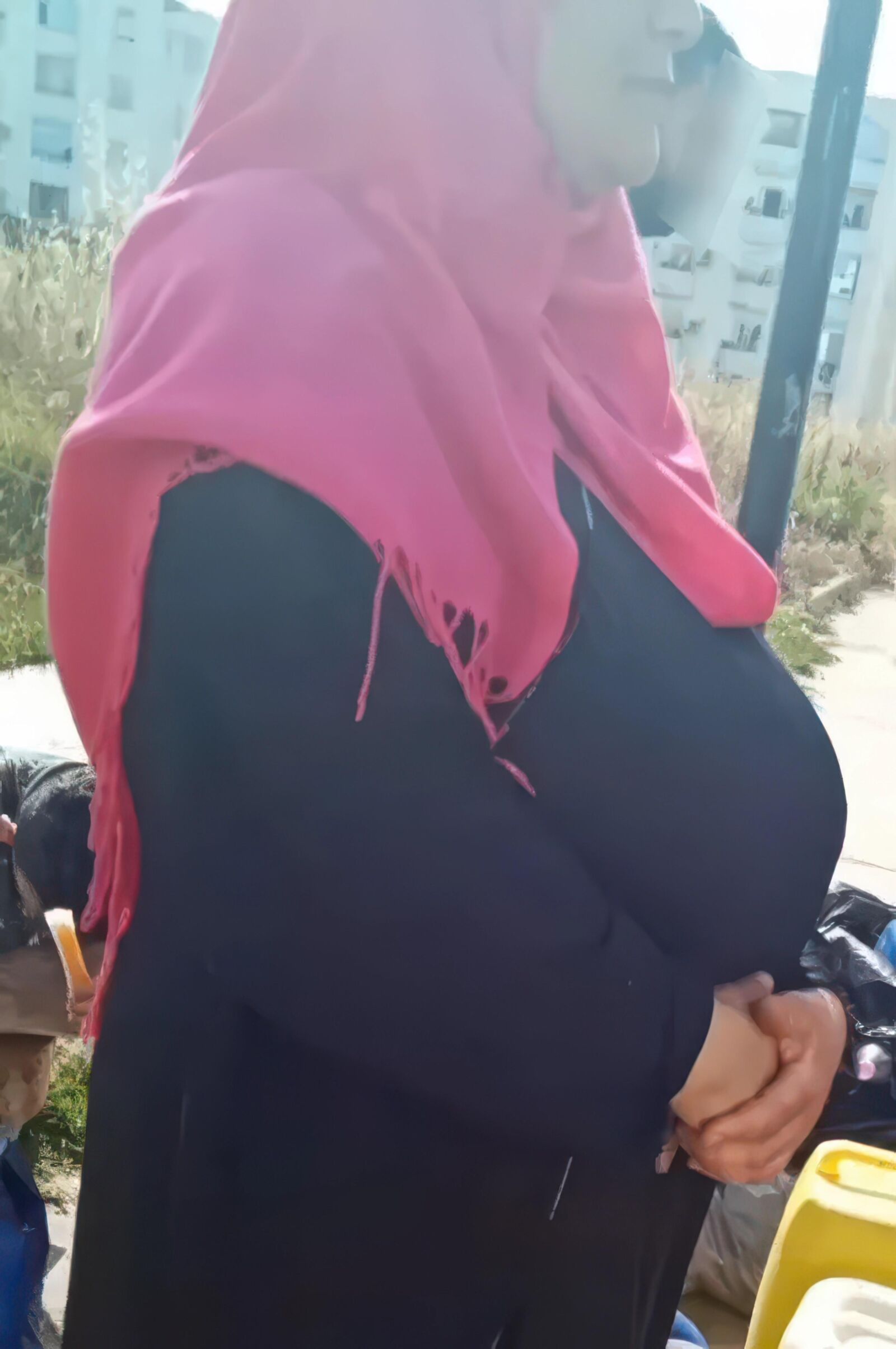 Spioniere arabische Hijab-Mutter mit riesigen Brüsten auf der Straße aus