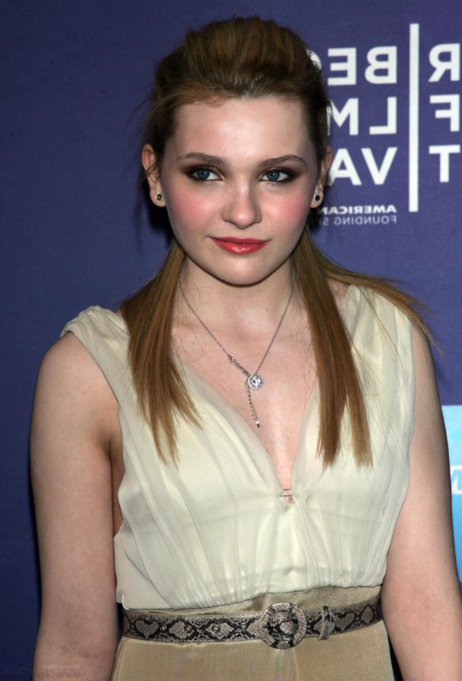 Peituda Abigail Breslin, sem dúvida por que os produtores a contrataram