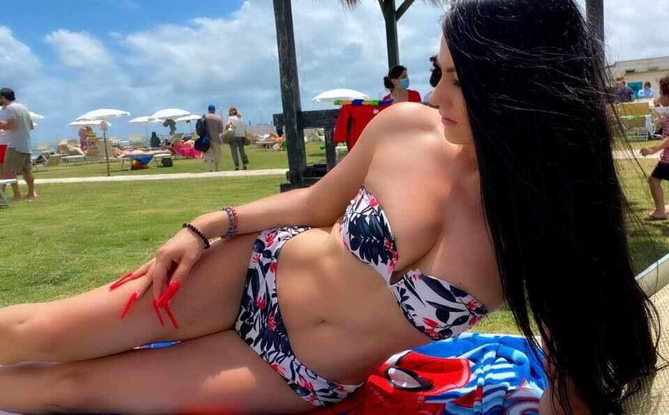 Elena C, uma Romênia MILF com unhas muito compridas P.