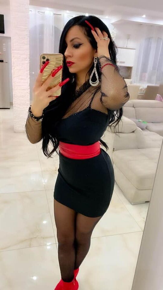 Elena C, uma Romênia MILF com unhas muito compridas P.