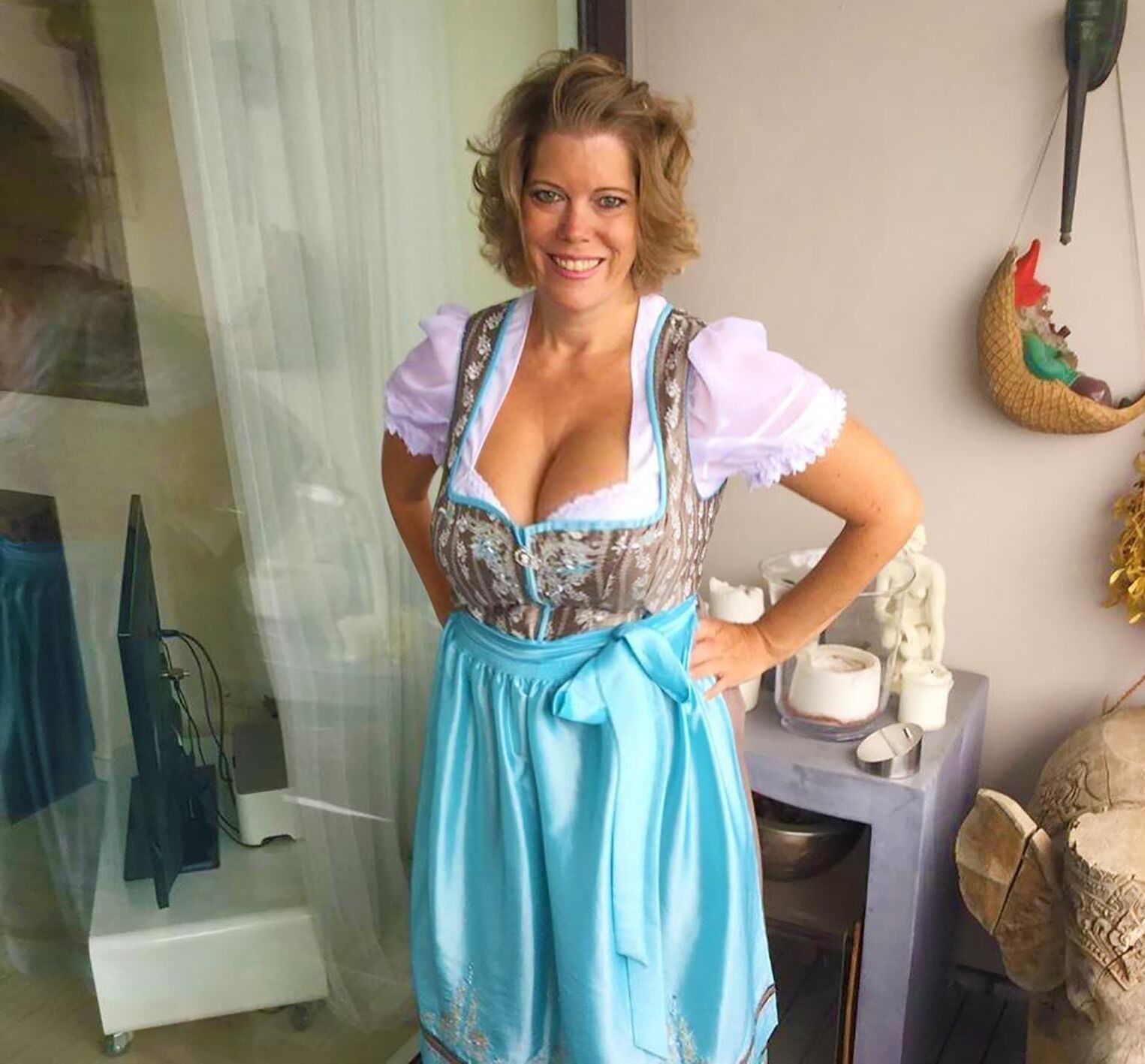 Fesche Madln im Dirndl zum Dreihundertneuzigsten