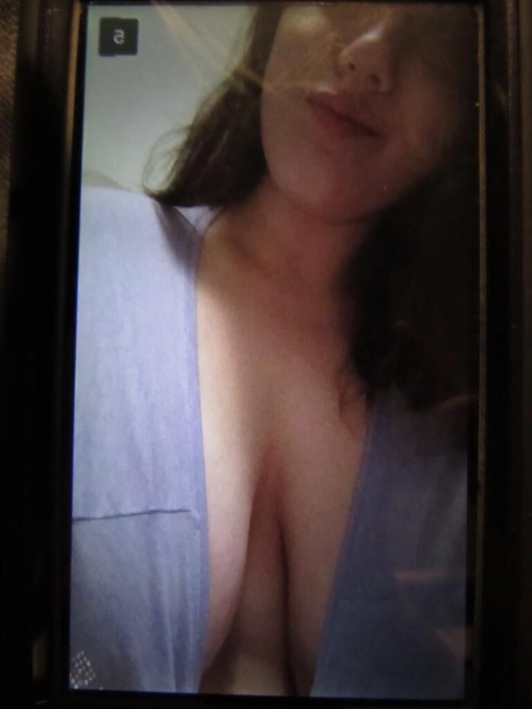 Webslut Teen prend des selfies à gros seins