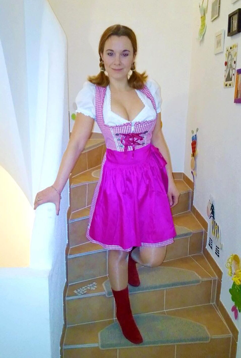 Fesche Madln im Dirndl zum Dreihundertneuzigsten