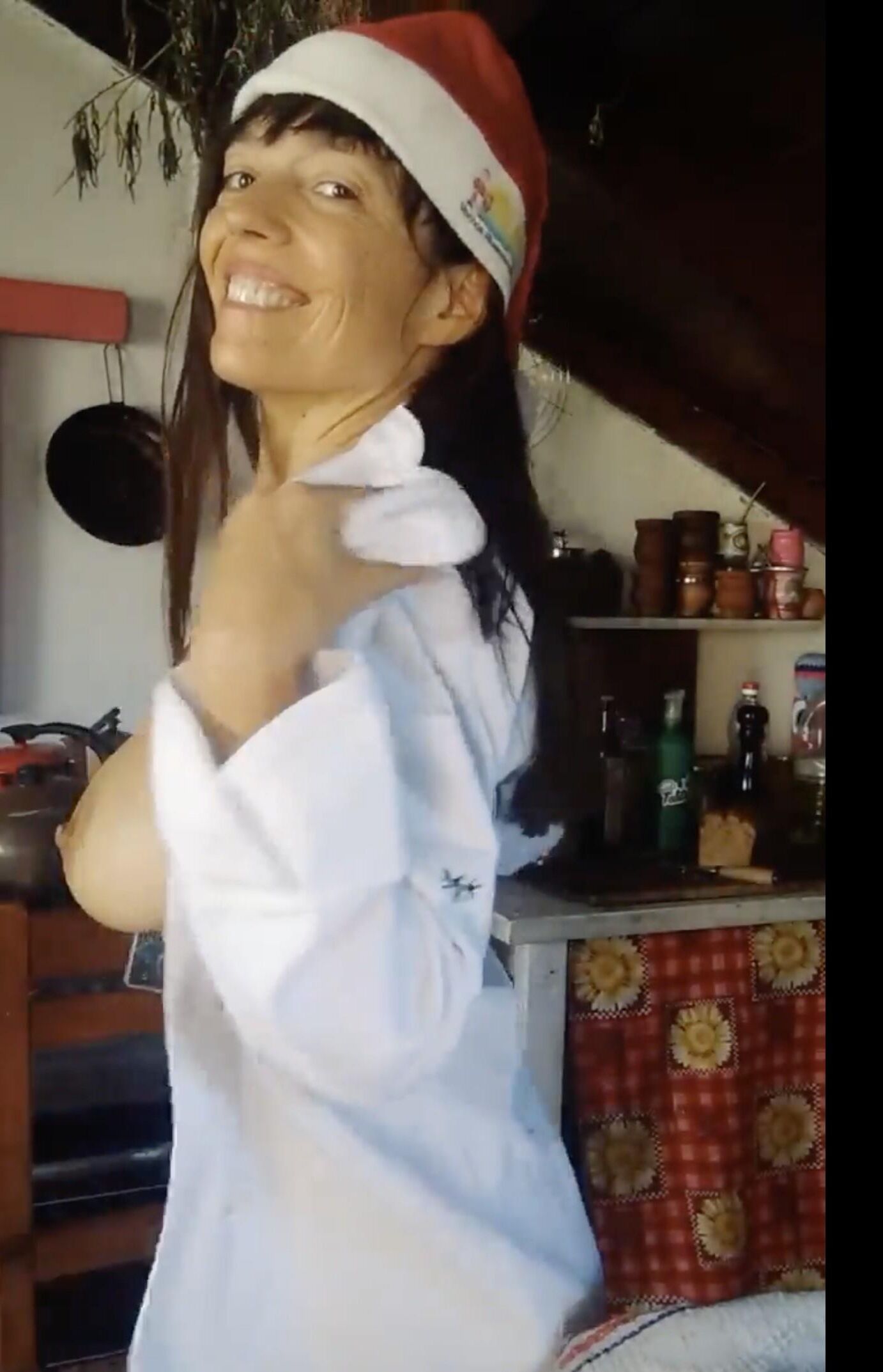 TALITA CHEF FLASHES HER PUSSY