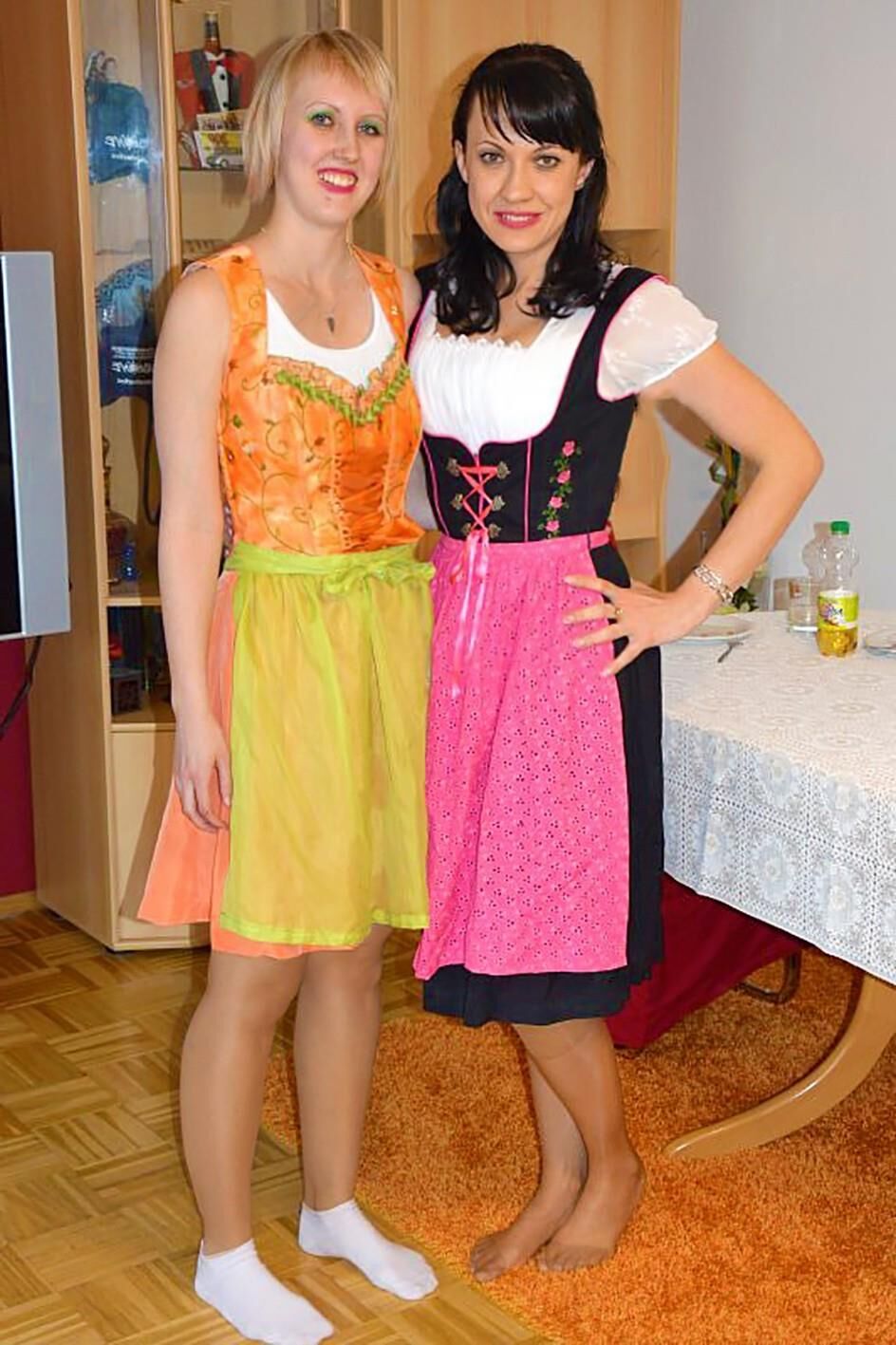 Fesche Madln im Dirndl zum Dreihundertneuzigsten