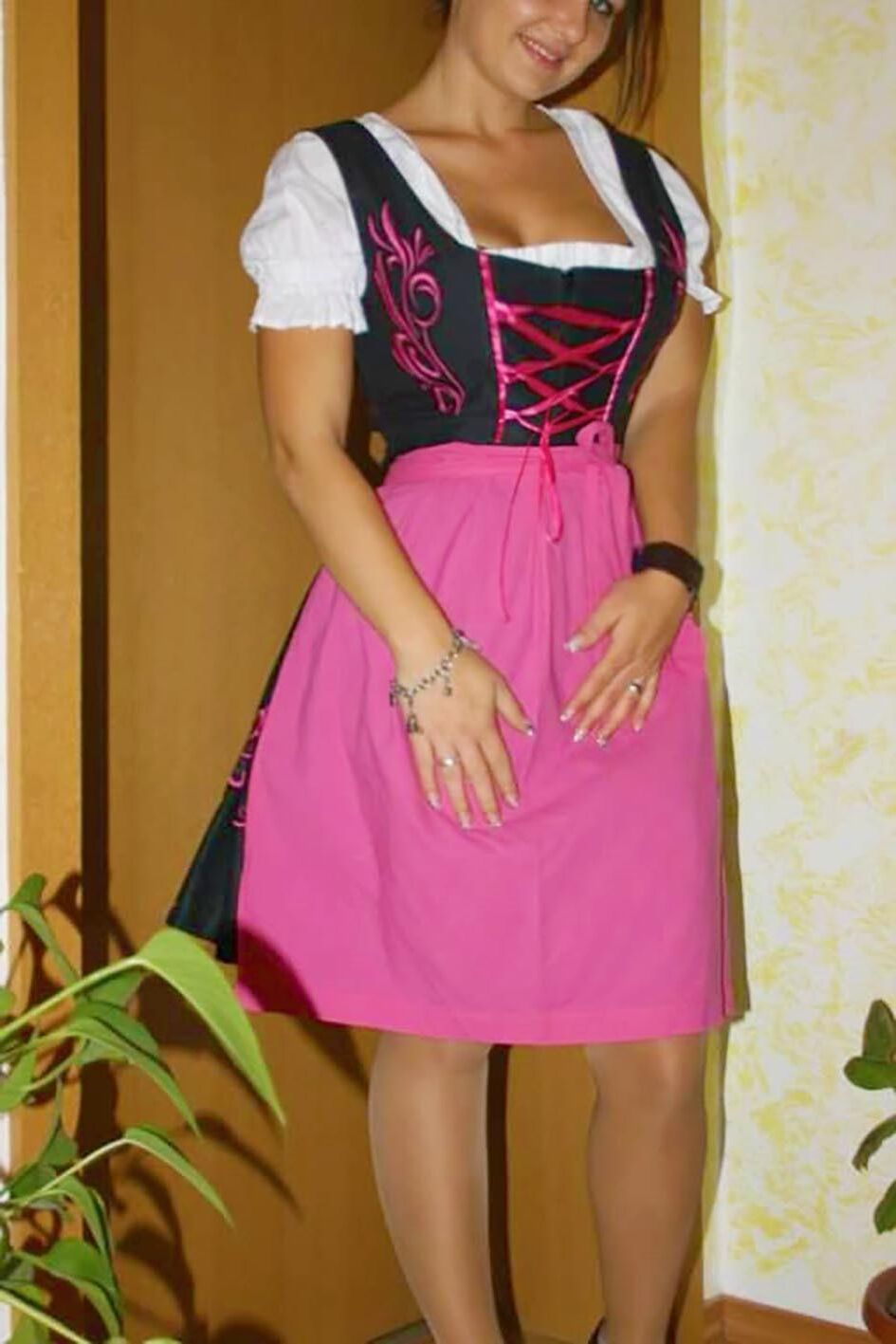 Fesche Madln im Dirndl zum Dreihundertneuzigsten