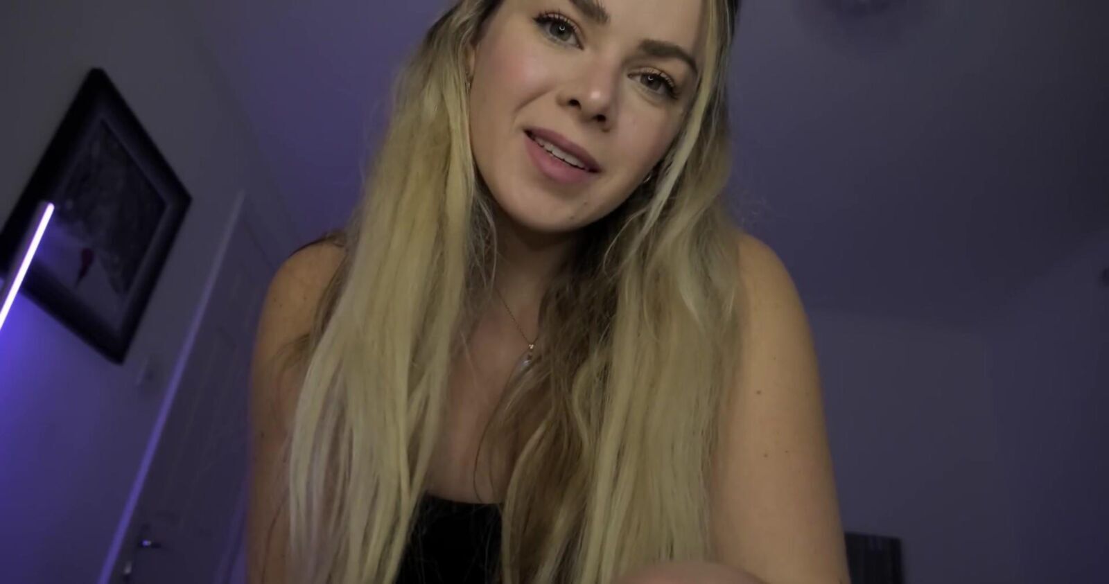 Scottish Murmurs ASMR Lauren Woods te mima en la cama