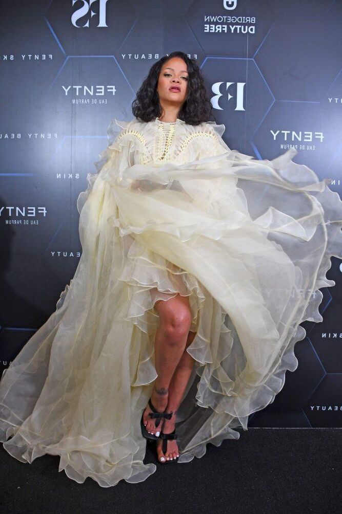 Rihanna aturde con Zimmermann Yellow en el histórico Fenty Beauty