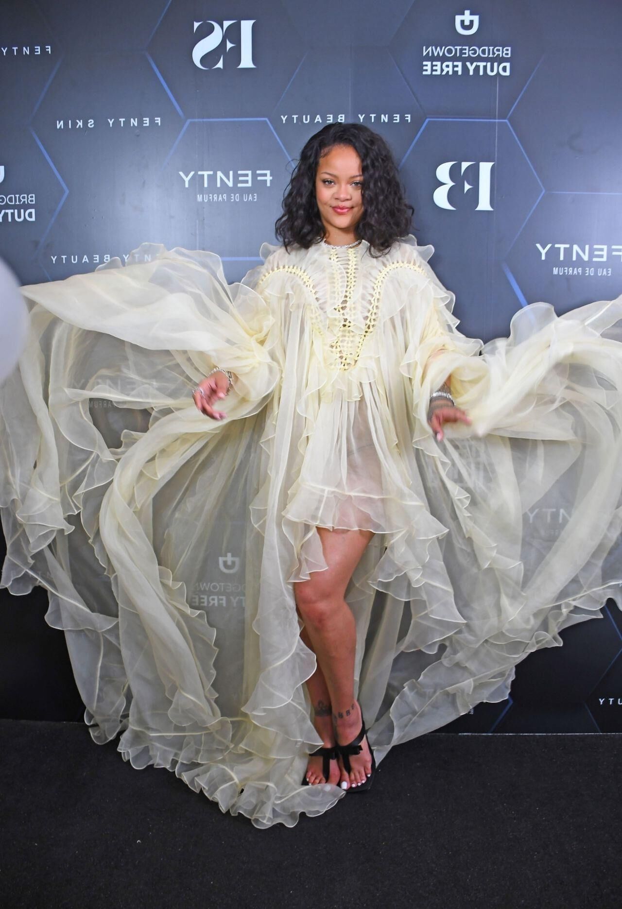 Rihanna aturde con Zimmermann Yellow en el histórico Fenty Beauty