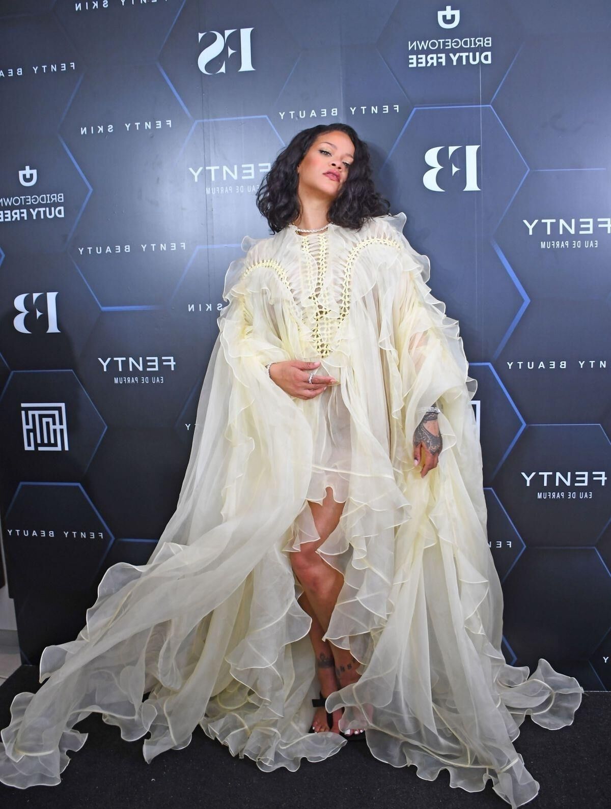 Rihanna aturde con Zimmermann Yellow en el histórico Fenty Beauty