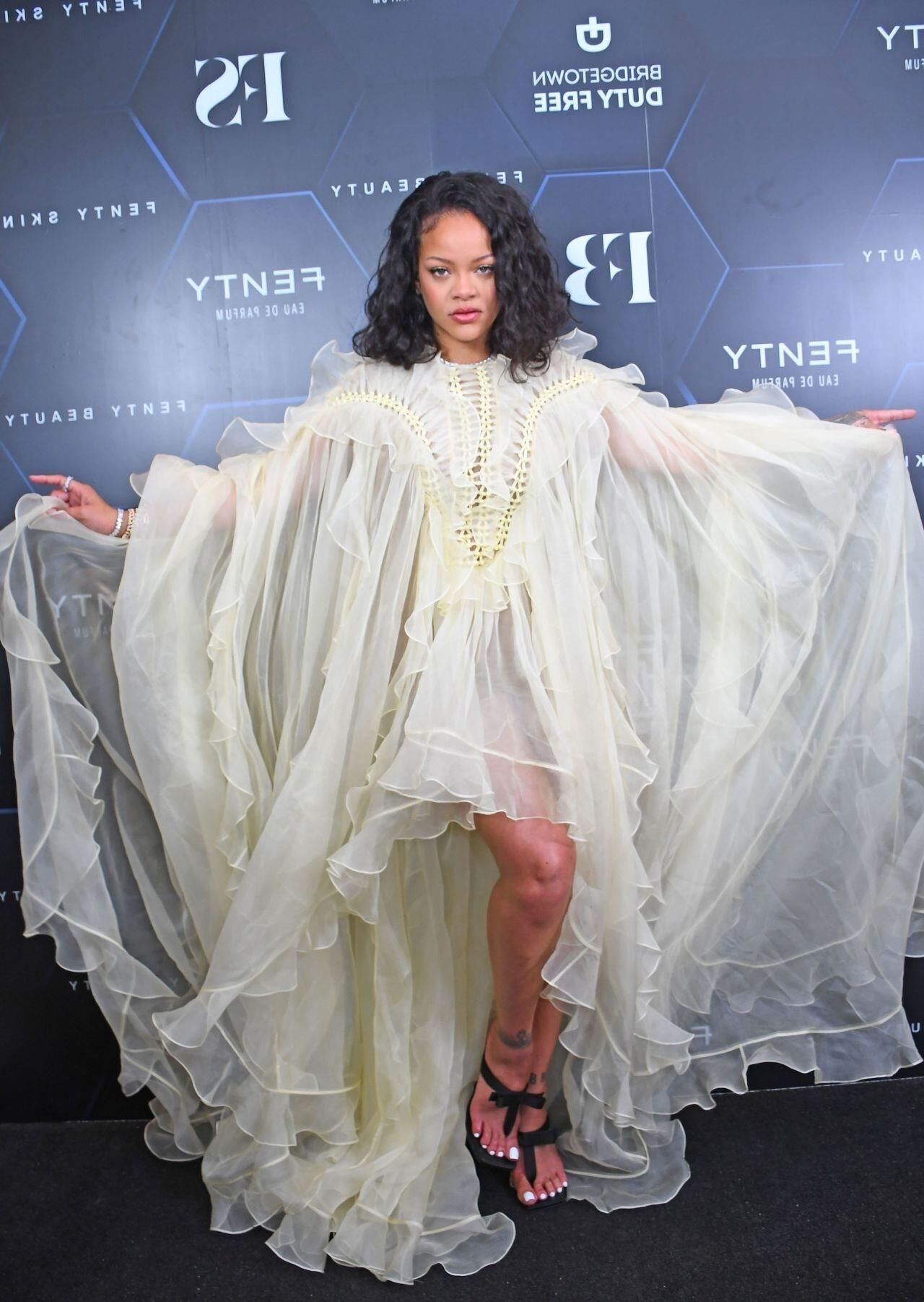 Rihanna aturde con Zimmermann Yellow en el histórico Fenty Beauty