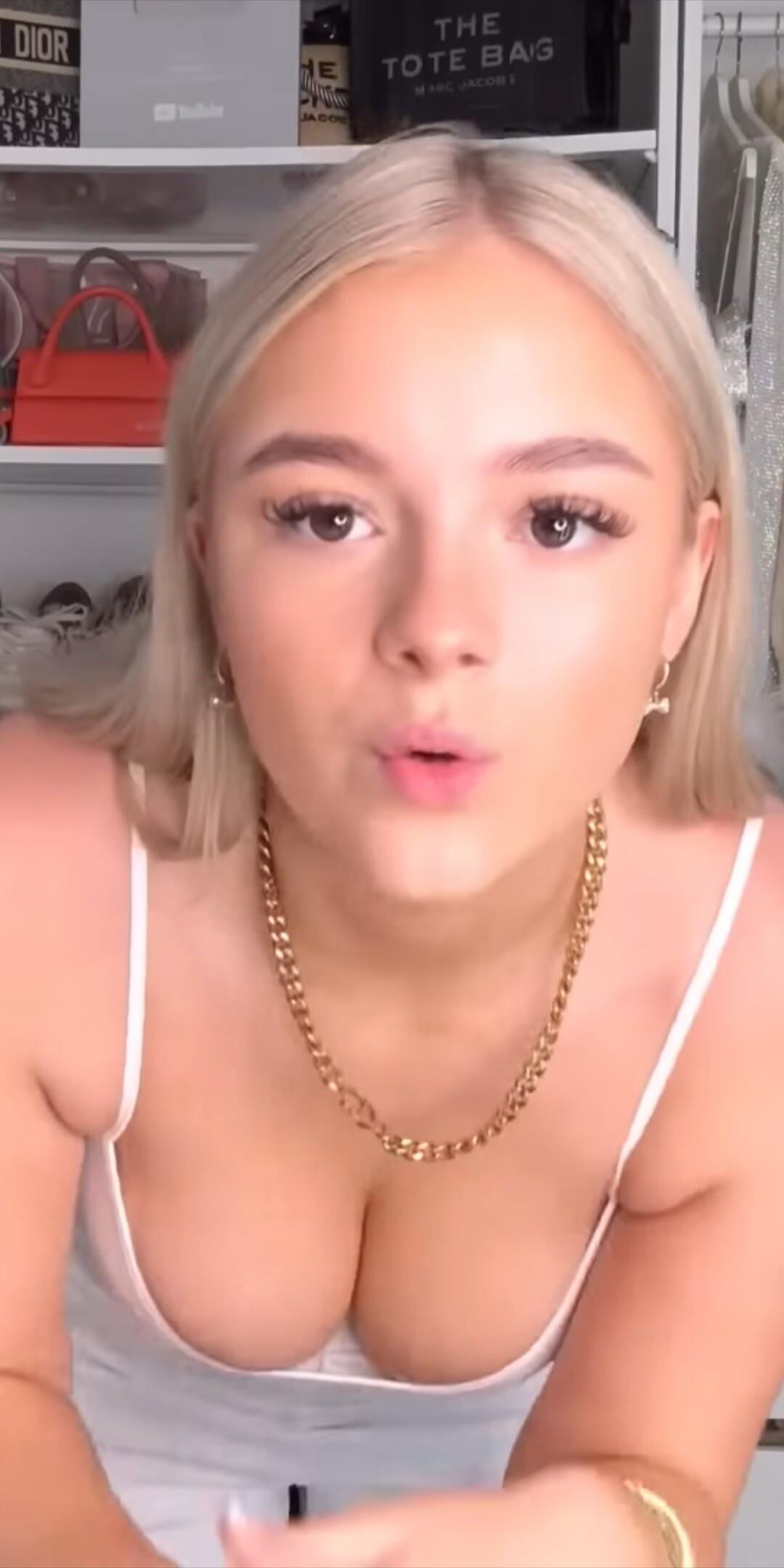 Sexy blonde Brooke YouTuberin