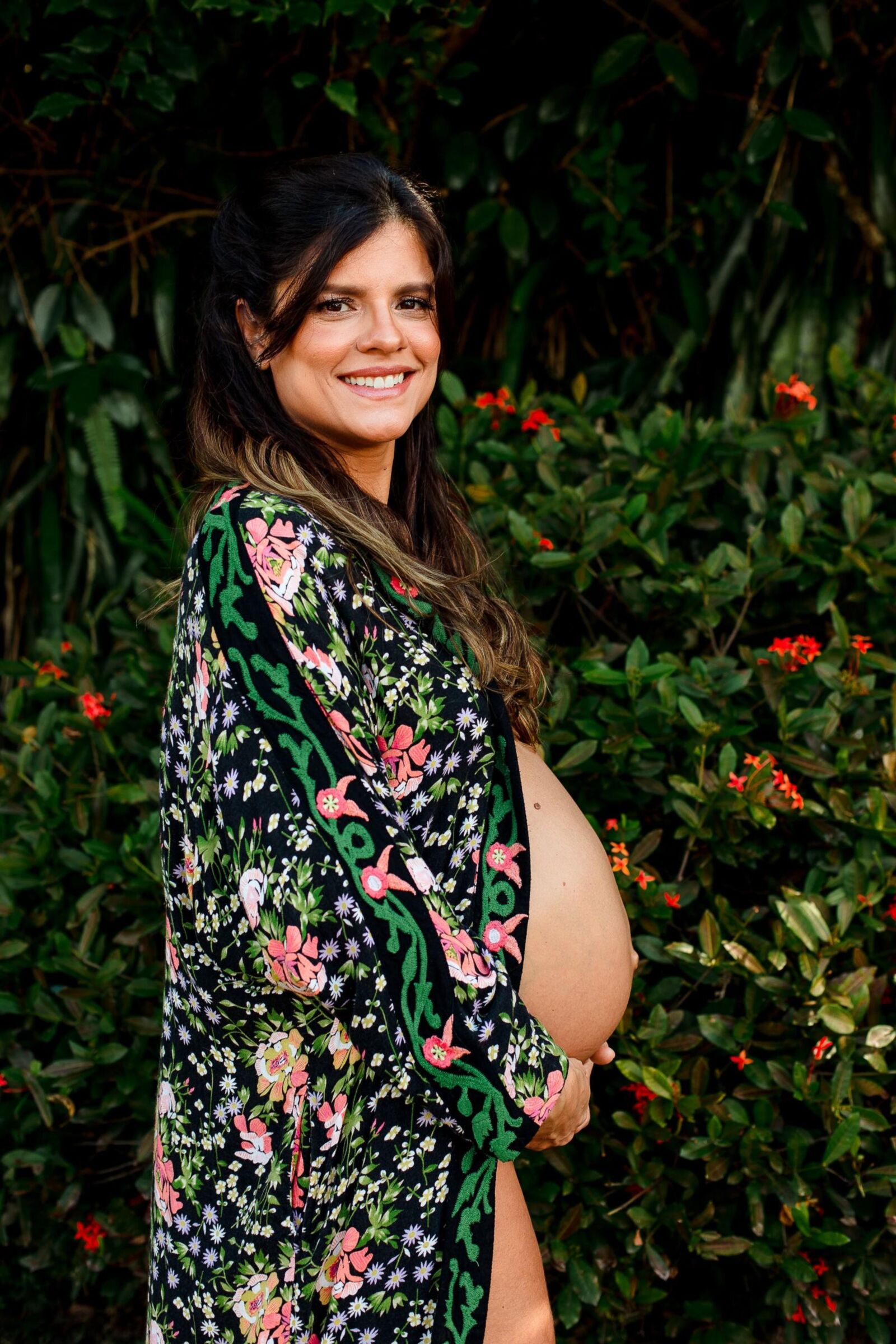 Sessão fotográfica de estúdio para gestantes orgulhosas