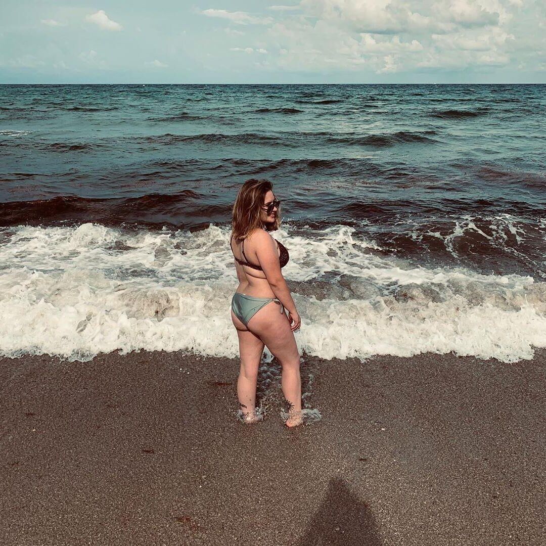 Kayla Pregnant/Rockin mom bod 