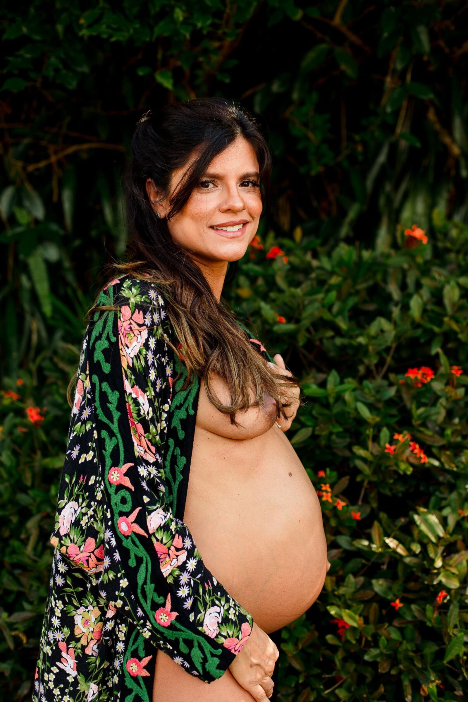 Sessão fotográfica de estúdio para gestantes orgulhosas