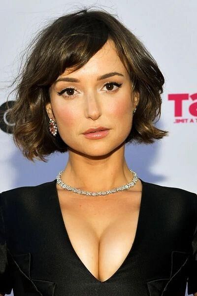 Milana Vayntrub Lily ATT-Mädchen „Mommy Milkers“ mit großen Titten nackt