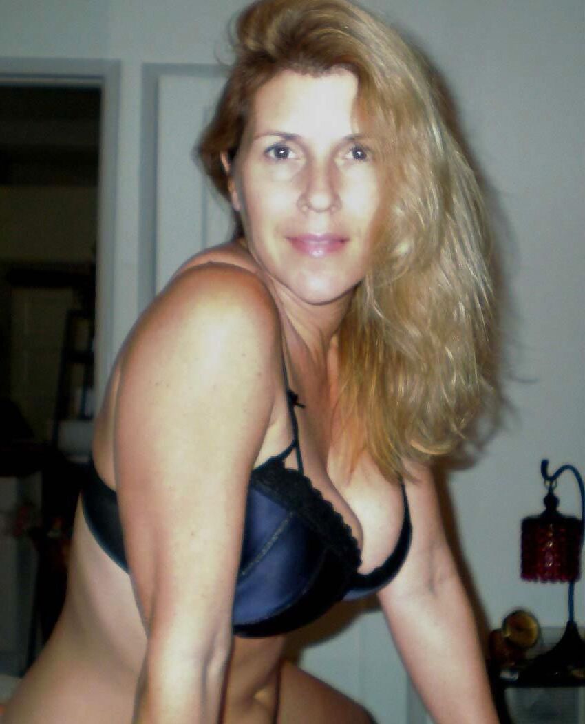 Esta MILF sabe que ela poderia foder quem ela quiser