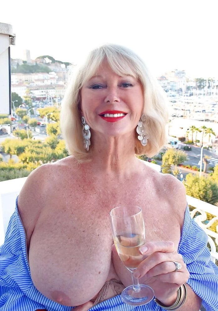 Our DIANE explores FRANCE naughty and naked❤️!