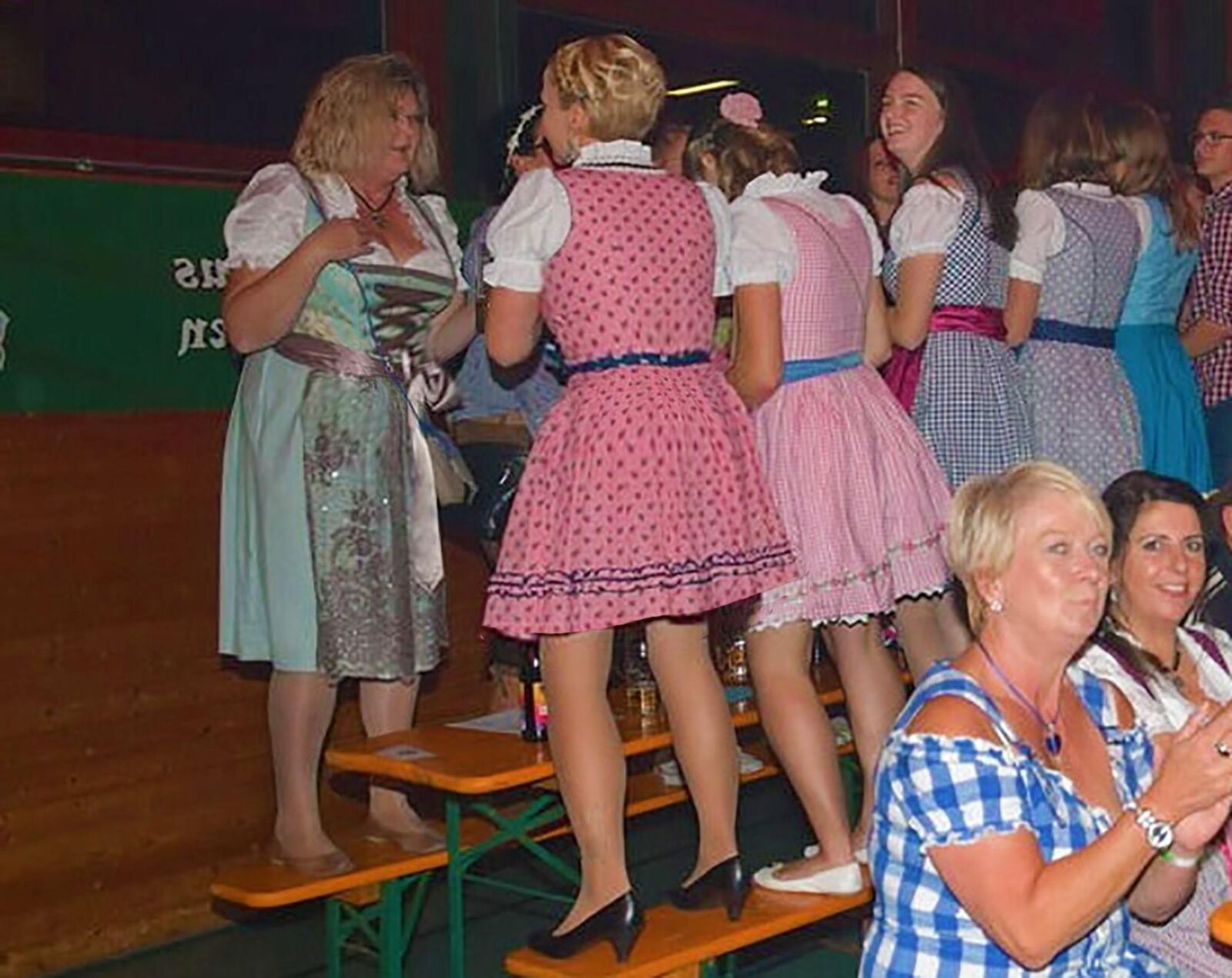 Fesche Madln im Dirndl zum Dreihunderteinundneuzigste`n