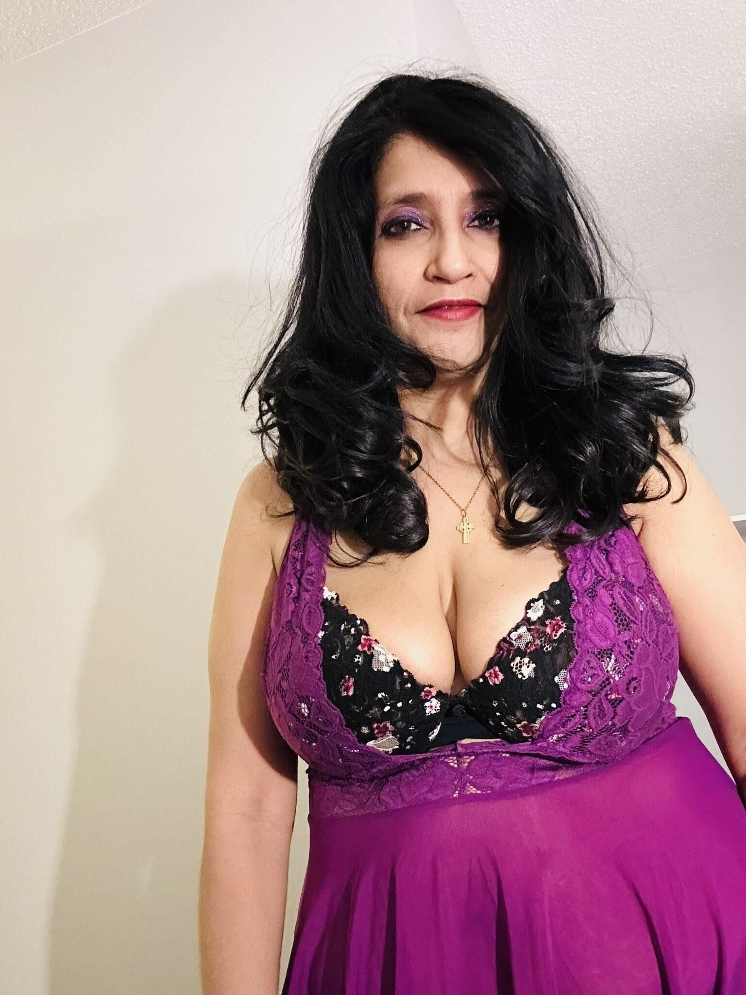 Sexy Desi Mom From Canada