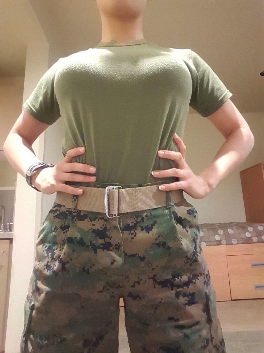 Sexy Army Chick In Barracks Exposed