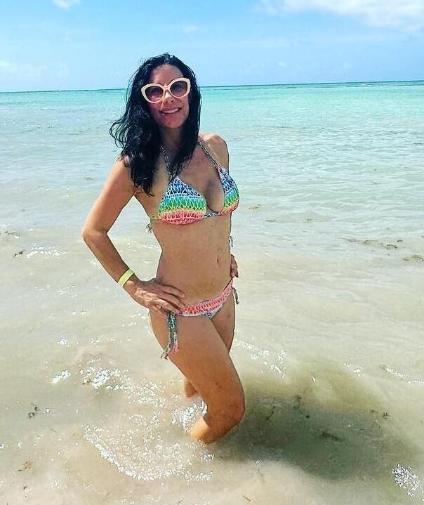 Hermosa MILF judía Lara en Bikinis, Vestido, Sexy años