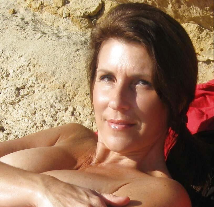 Cette MILF sait qu'elle peut baiser qui elle veut