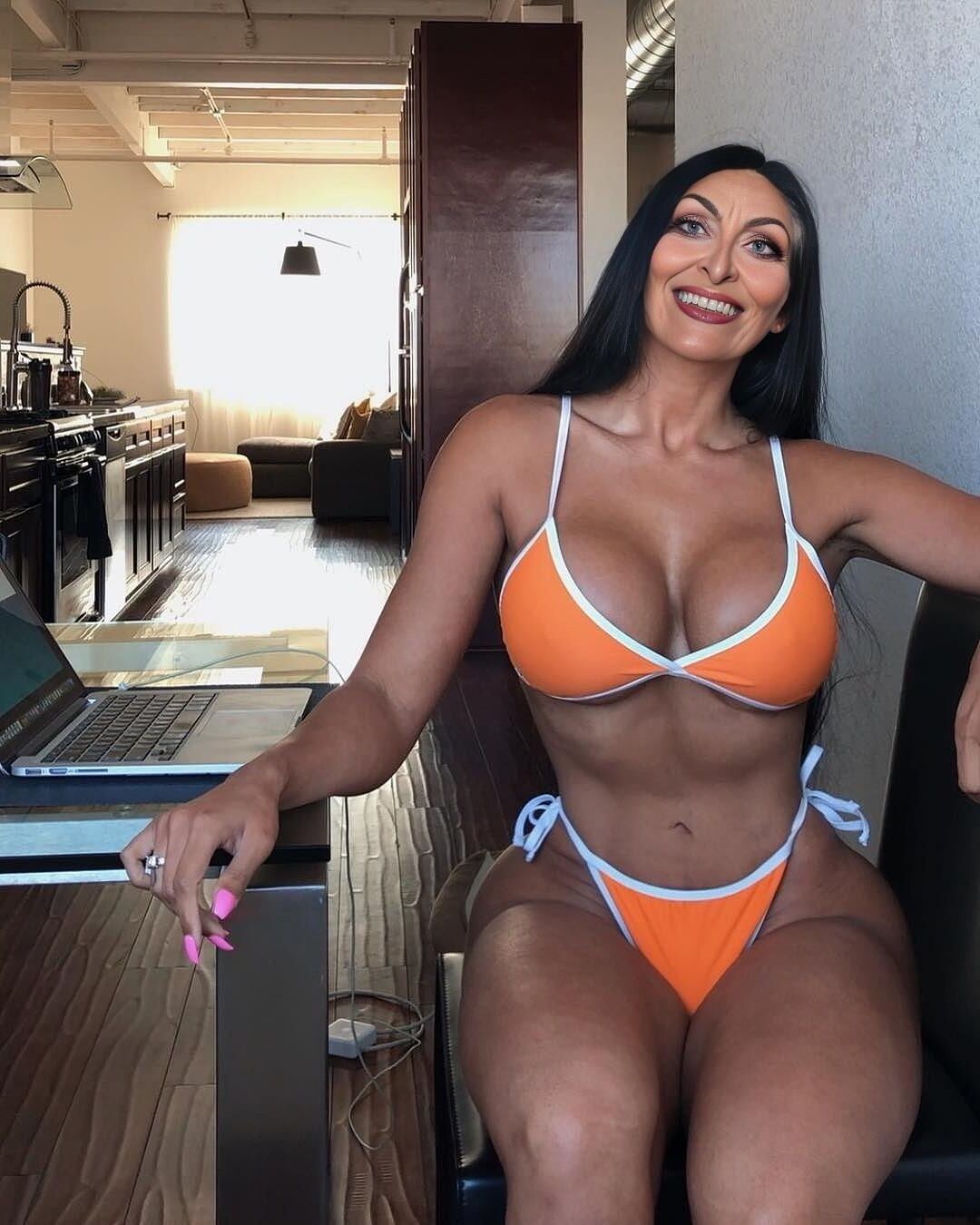 Orangefarbener Bikini mit großen Titten