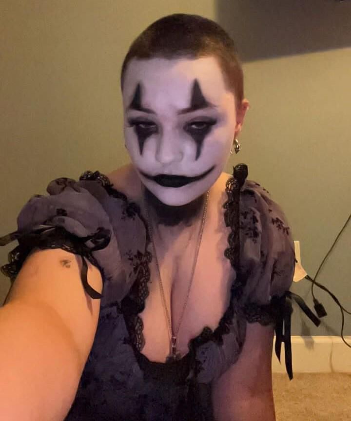 Sam, fille clown épaisse