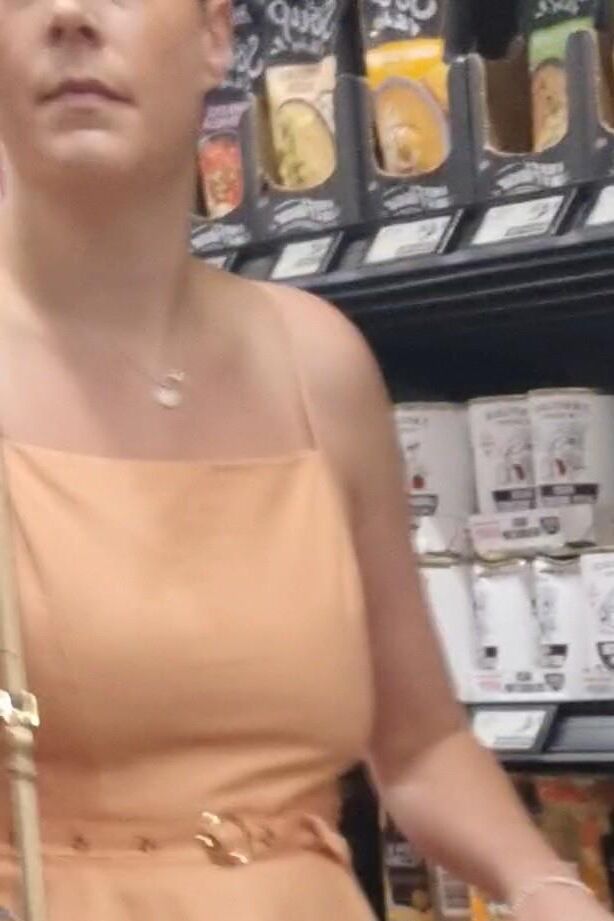 Supermarket upskirt