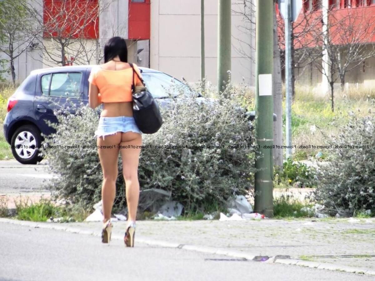 STRASSENNUTEN IN HIGH HEELS