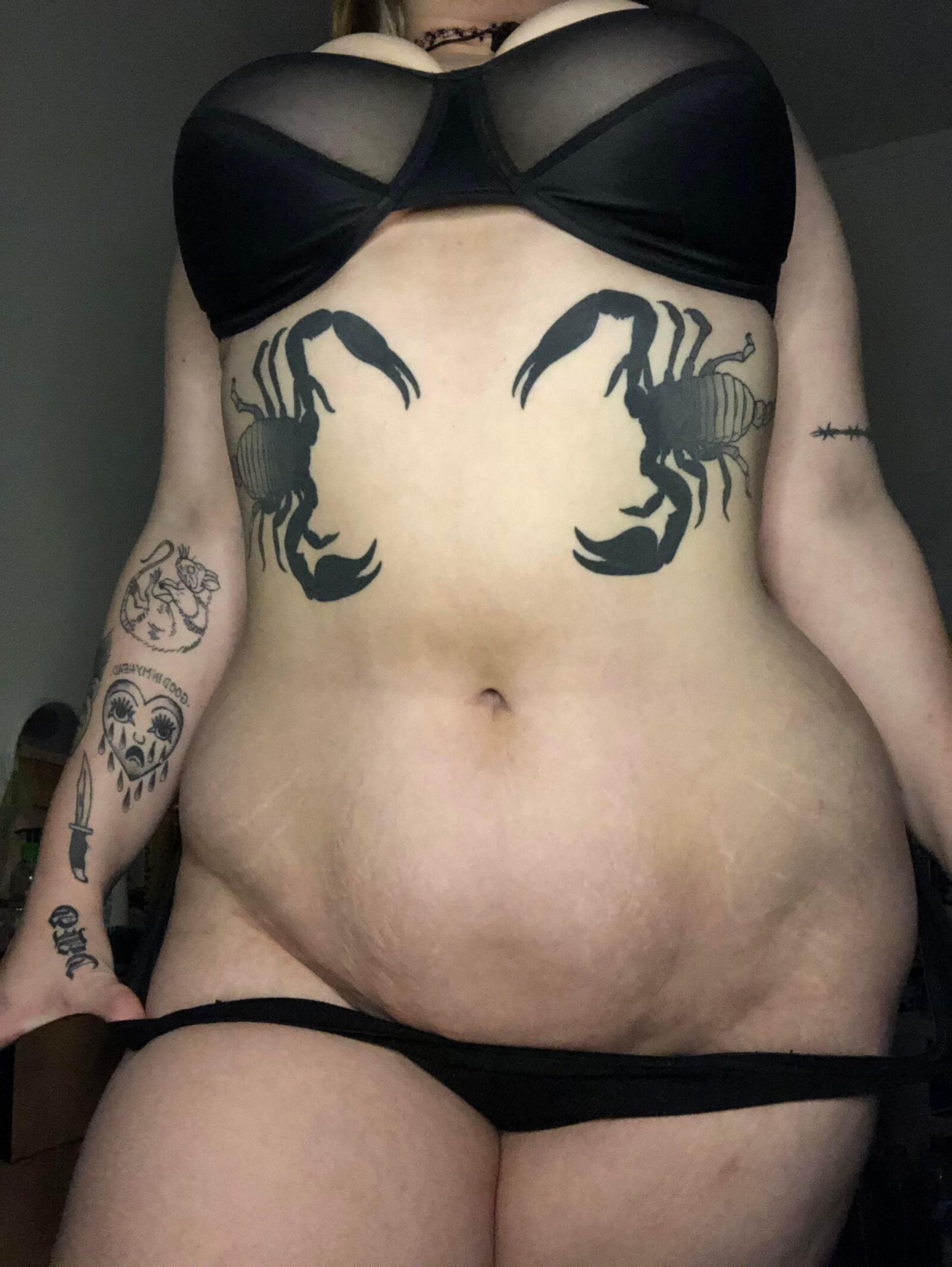 Pawg com tatuagens de escorpião Painpuppie