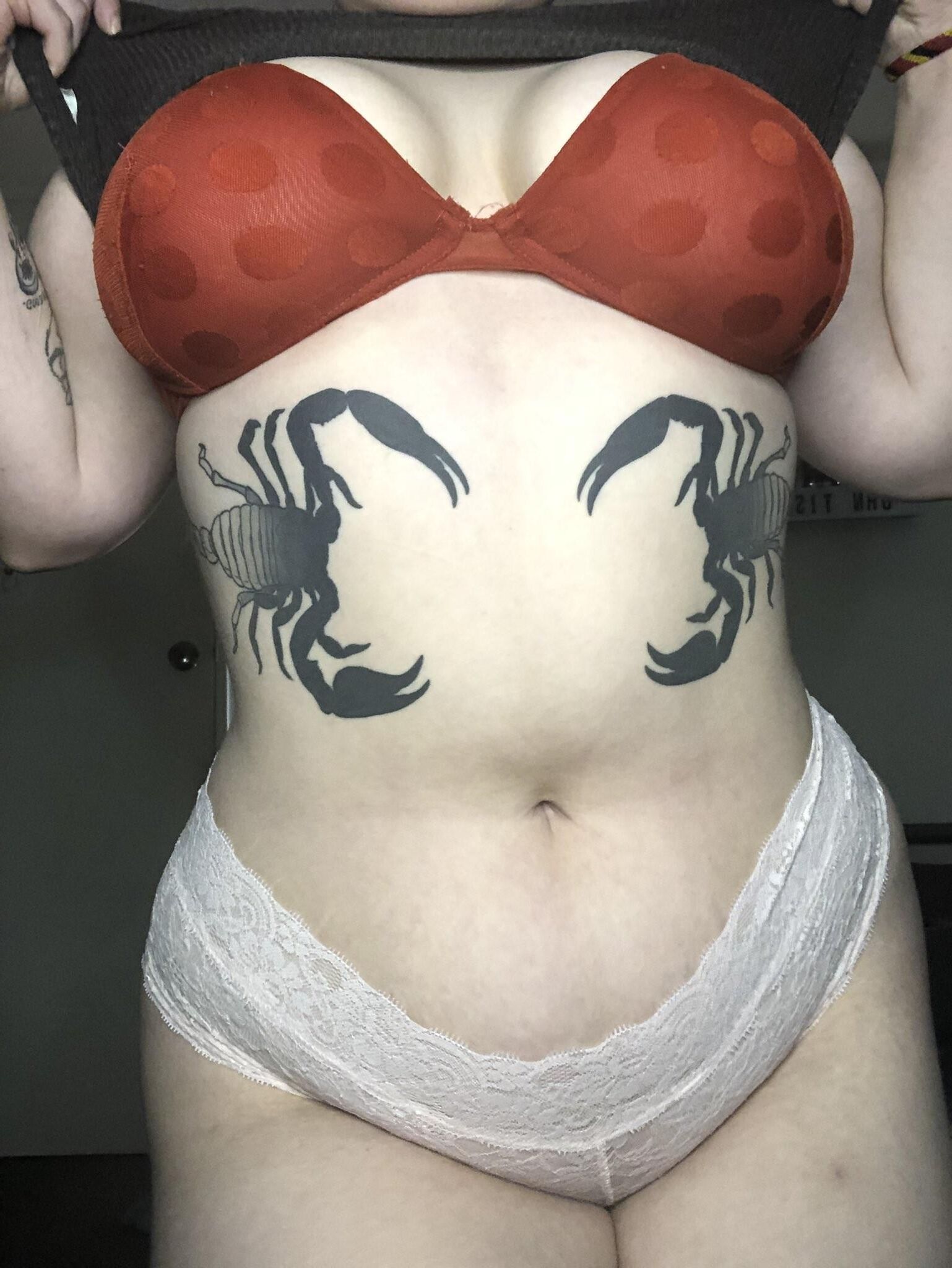 Pawg com tatuagens de escorpião Painpuppie