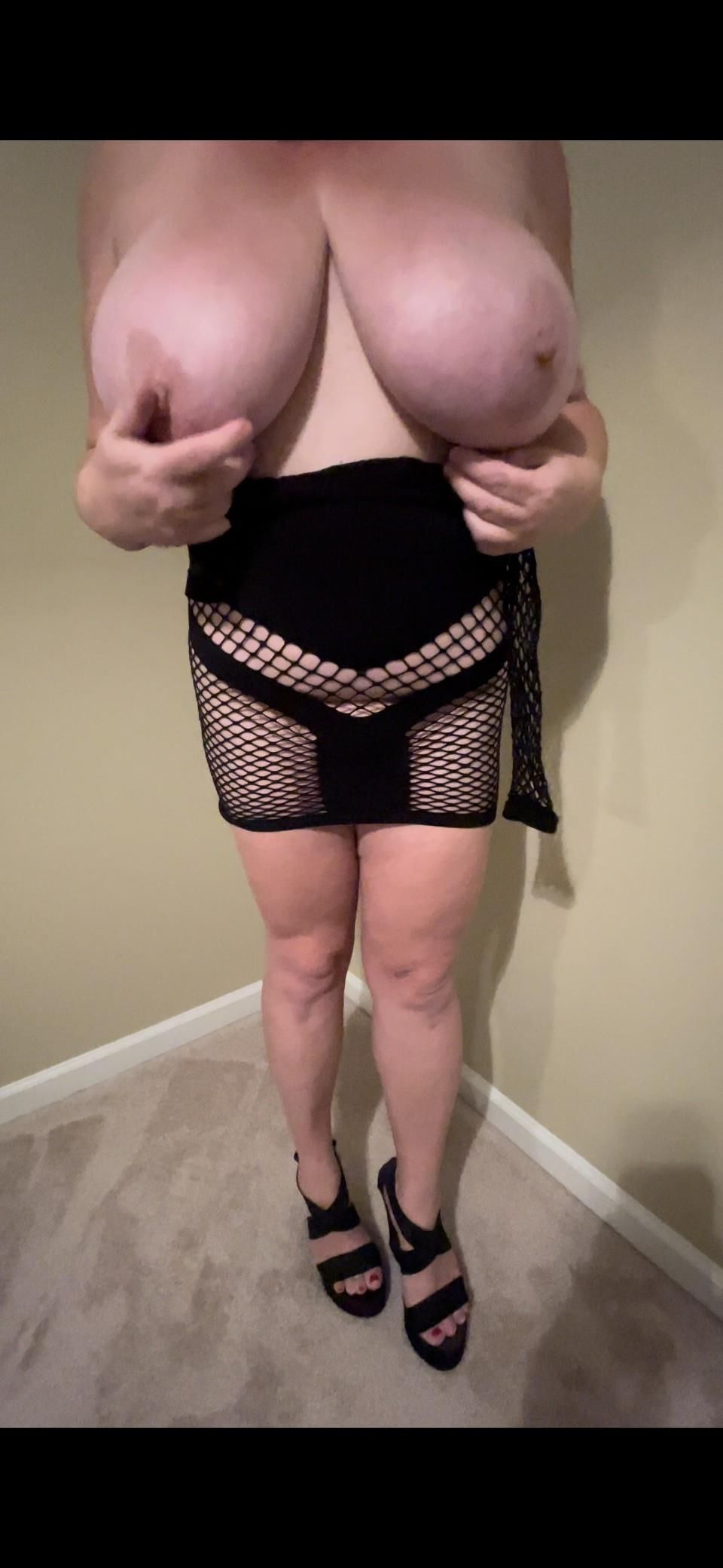 Thick and juicy MILF Lateshay in a black lingerie