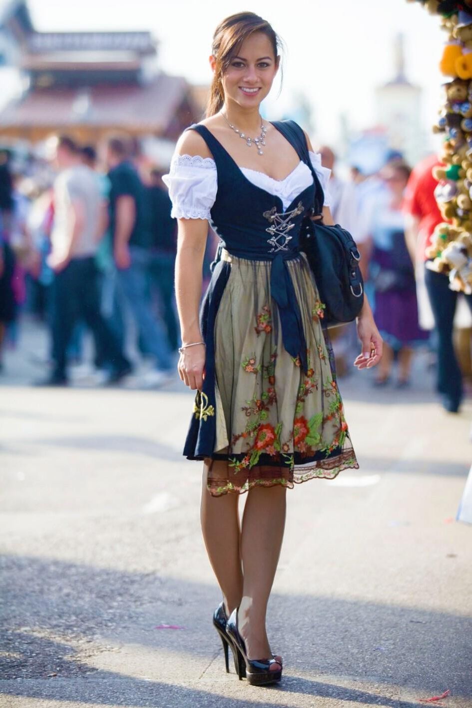 Fesche Madln im Dirndl zum Dreihundertzweiundneuzigste`n